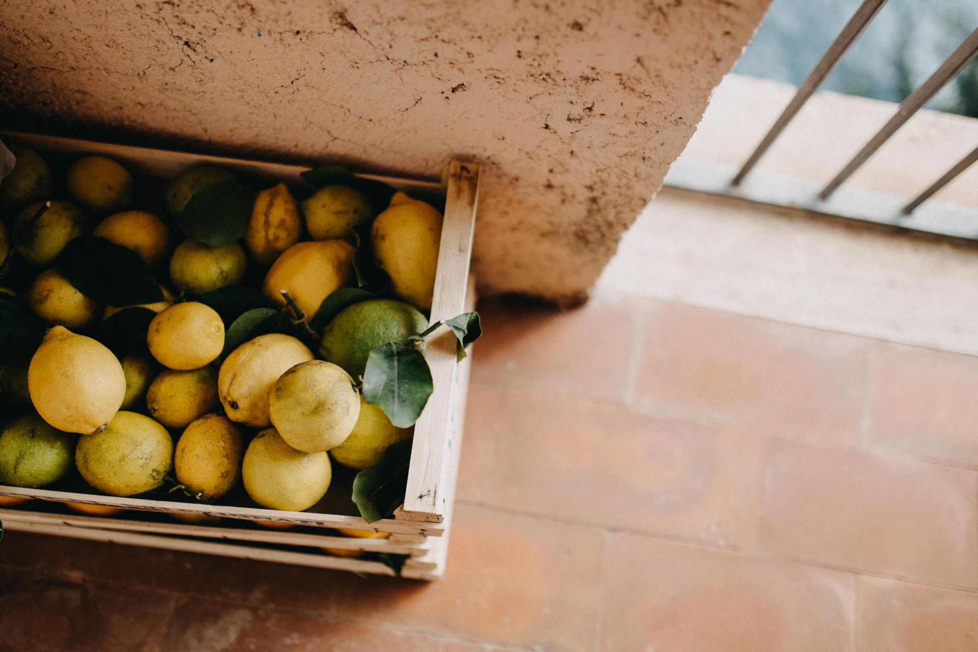 Crate of fresh squeezing lemons